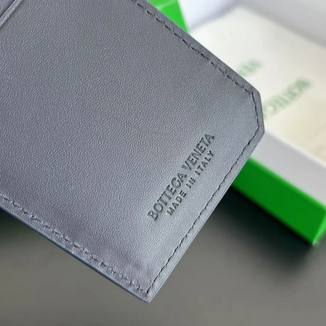 BV’s new 796963 woven Piccolo vertical card holder. The classic small woven work that I miss 0.7 is back. It’s really designed. The calfskin texture is high-end. It’s carefully designed with four card slots and a central compartment. You can also put cash in for daily use. You deserve to have such an thoughtful design. P440 Size: 12*7*0.5cm